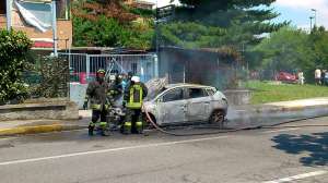 Via Piave Cologno Monzese auto in fiamme-11