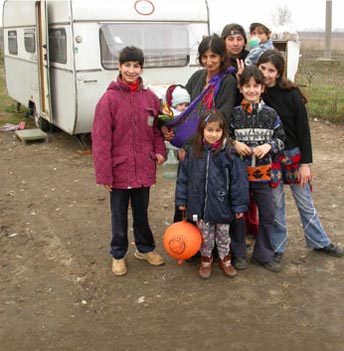 rom bosniaca con bambini (foto d'archivio)