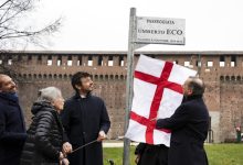 Umberto Eco passeggiata piazza Castello
